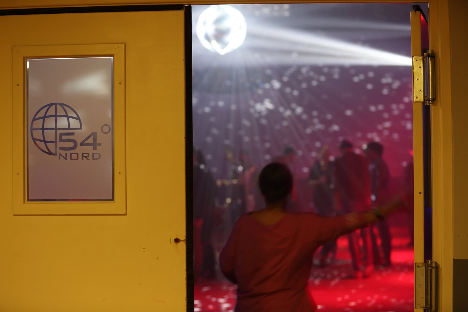 Disco-Tür mit 54°-Nord-Logo und Tanzfläche dahinter — 54 Grad Nord, Amrum